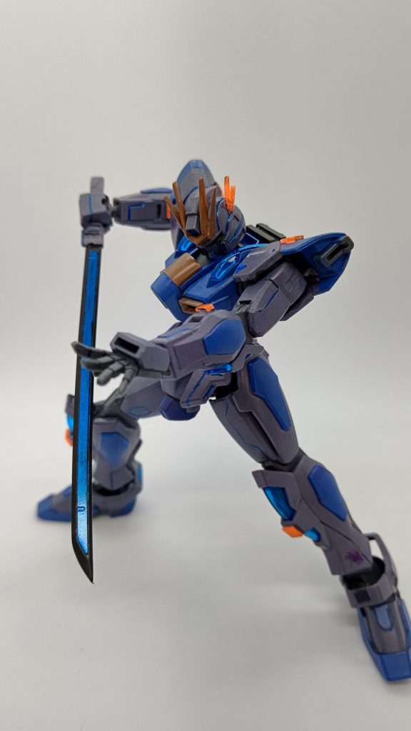 武装はカミキバーニングガンダムの流れから太刀を刃部分はティフォエウスガンダムの余剰パーツから柄はプラパンで自作しました。