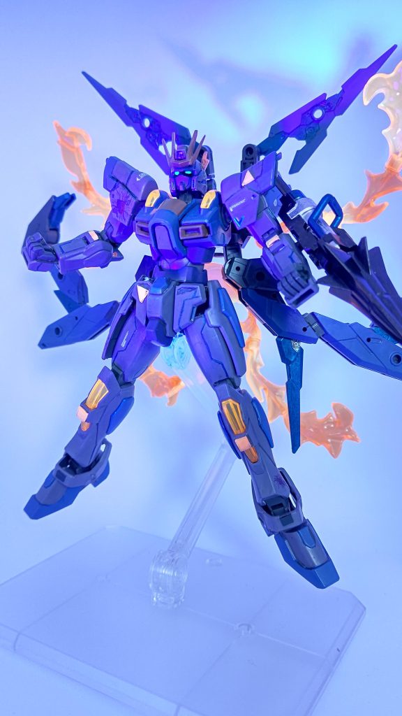 カメラアイは水性ホビーカラーアクリジョンの蛍光グリーンを使用したのでブラックライトで発光します。エフェクトパーツは元々対応しているのでこちらも発光します