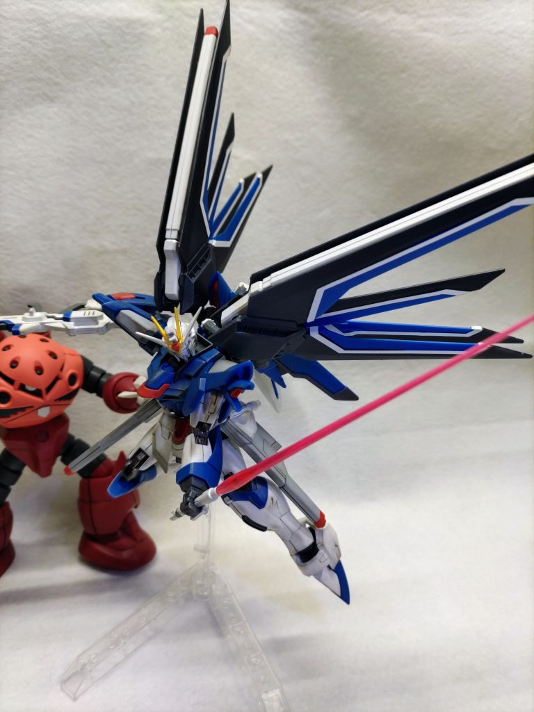 SEEDアクションシステムにより可動はすごいです。ただ背中の羽根が重くて自立に難あり。