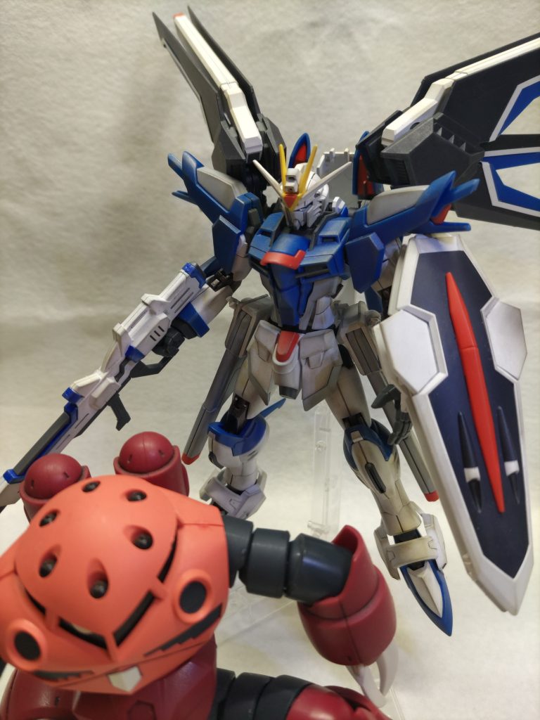 大量のシールはなるべく使いたくなかったですが羽根の白いラインはシールで妥協しました。ライフルの青と背中のバーニア?の赤はガンマカ塗装。肘と膝の関節もガンメタルで塗装。