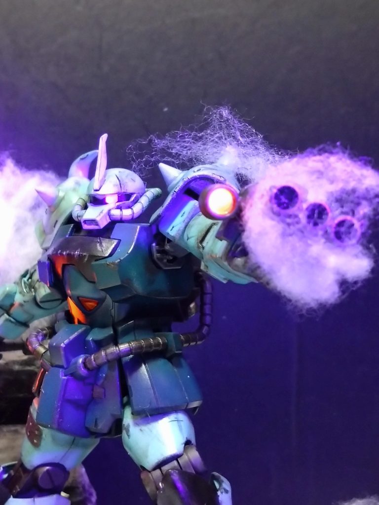 こちらもブラックライトです。スコープ部は蛍光レッドで塗装しました。