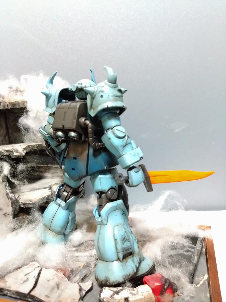 最後に漢の背中です。ダメージ加工はやはり楽しいですがエース機体なのでやり過ぎ注意ですね。妄想グフカスタムはパーツ集めに時間かかりそうなのでそのうち製作します。😄