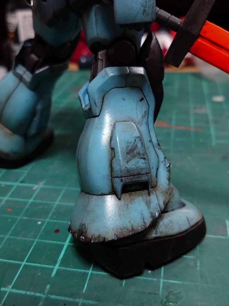 特に裾の部分等は瓦礫等に良くぶつかったりショルダー部分や全体的なエッジ部分も戦闘で傷が付くだろうと細かな傷を付けました。次なる妄想の為に簡単に仕上げてしまいました。ガトリングシールドは次のグフカスタム用に使用するつもりなので外しました。妄想中のグフカスタムは必要なパーツ集めたりと時間がかかりそうなので今回はこちらで簡単に仕上げての祭り参加となりました。自分なりに結構汚したつもりでも撮影の時の照明で目立たなくなっちゃいますね。