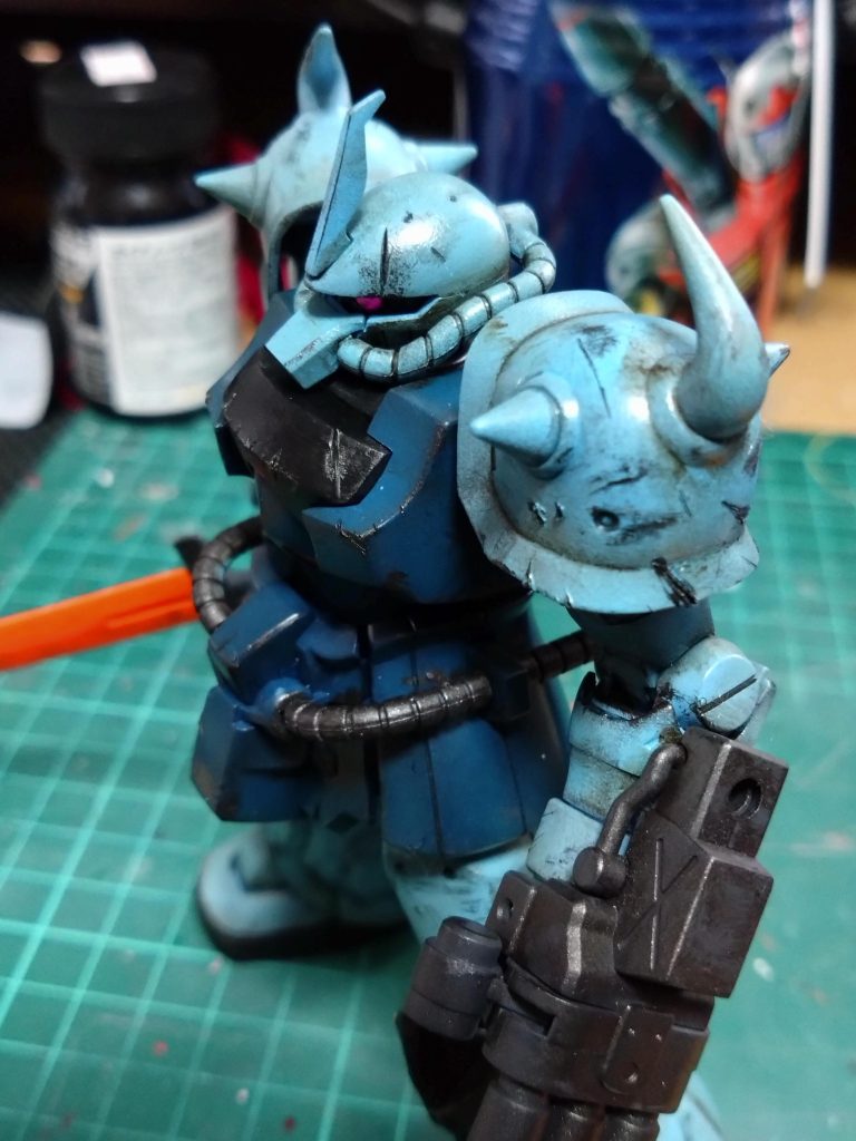 ウェザリング後の写真。全体的にエッジ部分にデザインナイフをロウソクの炎で温め細かな傷を付けました。最後に焼鉄色でドライブラシも少し。