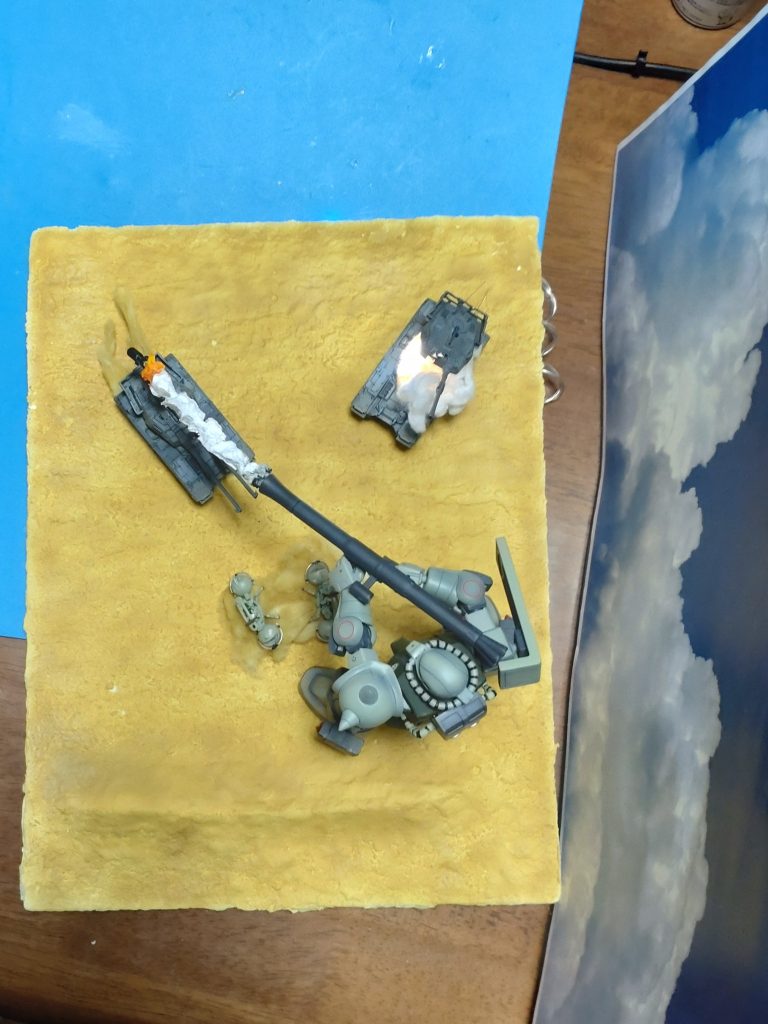 本当は、ジオラマを外に持ち出して、自然光で撮影したかったのですが、さすがに北国ではこの時期、外に長時間出ているのは難しいし、雲の様子が暑い夏とは違うので、屋内撮影に切り替えました。バックはA3用紙に印刷した入道雲をセットしました。砂漠の砂煙が少し欲しくて、塗装した脱脂綿をワッパの下と、61式戦車の後ろに敷きました。こちらの作品は、体調が安定しない時期の制作で、またサイト内でもいろいろあった時期でした。なかなか個人的なモチベーションが上がらない中、たくさんの方に、ご助言、応援を頂き、完成まで漕ぎ着ける事が出来ました。私一人では、絶対に途中で放置していたと思います。制作ストーリーにも関わらず、いいね、コメント頂いた皆様に、本当に感謝致します。この作品自体が、「連邦軍VSジオン軍」なので、一旦タグ付けせず、次の作品で参戦しようと思ってます。果たして、こんな手の遅い私が、間に合うのだろうか？最後まで、拙い作品をご覧頂き、誠にありがとうございます。また、ジオラマ作りたくなると思いますが、気長にお付き合い頂けると嬉しいです♪