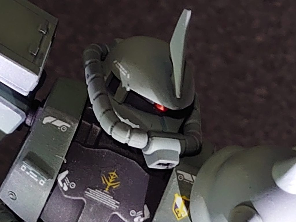 モノアイはダイソーのデコで光をひらうようにしました