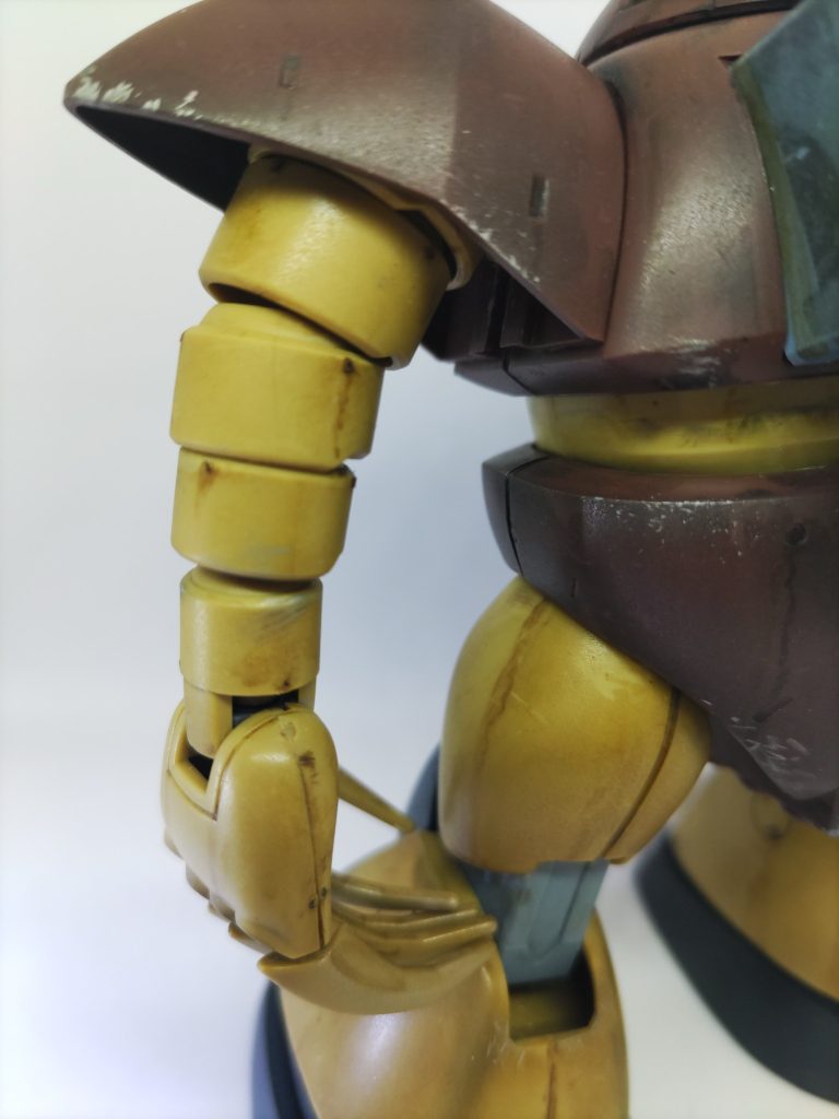 腕のゲート跡をダメージっぽくして誤魔化しました。ハンドパーツの合わせ目消しは難易度が高そうなのでやめました。