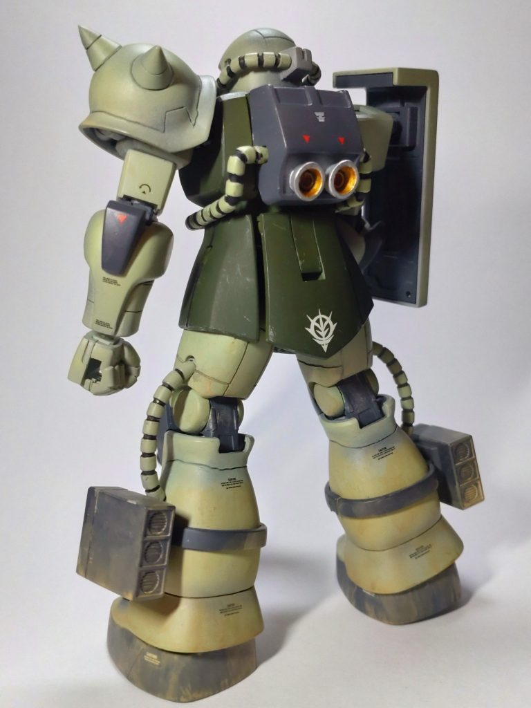 「HG量産型ザク」は、HGUC040のザクと同じで、私としては既に3体目の制作となります。今回の制作では顔にこだわって、庇に丸みを与えたり、モノアイとレールを制作して、電飾してます。後、砂漠戦を意識したウェザリングをしました。ディティールアップ(庇、モノアイ、バックパック)、スジボリ、電飾、グレーサフ、シャドー入れてからドライブラシ塗装、付属デカール＋α、つや消しクリア、ウェザリング
