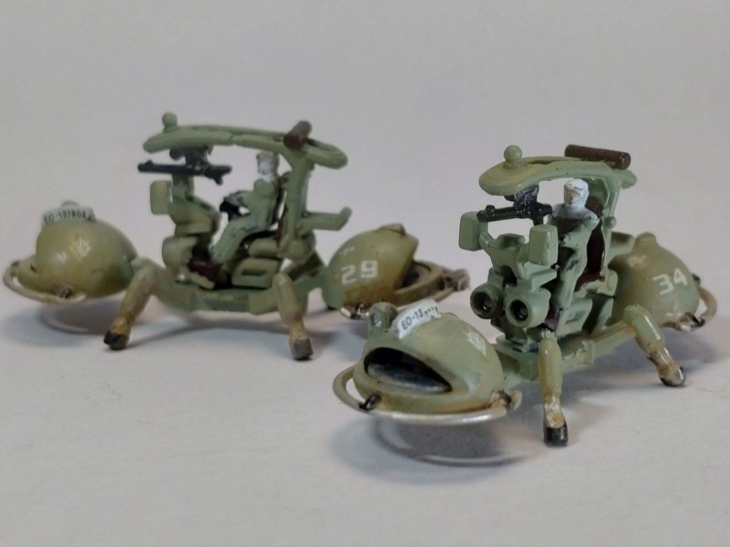 ワッパを制作するのは初めてで、いろんな作例を参考に、少しでも実際に騎乗出来る兵器の雰囲気になる様に頑張りました。特に「模コン2023」の1/144 ワッパやGUNSTAさん内の1/35ワッパの作例は凄く刺激されました。細い方が良さそうなところを頑張って削ってます。ディティールアップ(ホバーガード、天井部分の肉抜き、プレートや脚部の削り込み)、筆塗り、付属デカール、つや消しクリア、ウェザリング