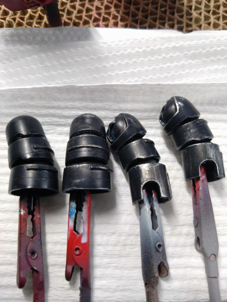 今回始めての試みで下地にラッカー塗料のガンクローム筆塗りして乾燥してから希釈して薄めた水性のネイビーブルー塗りました。乾燥後にメラミンスポンジで擦ると下地のガンクロームが出てきます。中々良い感じになりました。昔から使われている技法の様ですが最近知りました。