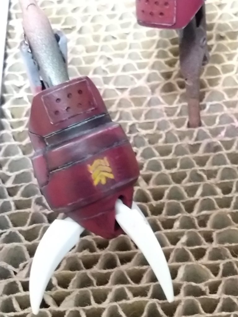 階級マークもバランスが難しいです。上手くいかないので乾燥後に左右をワインレッドで縦にサッと描き込み端のラインを揃えたり修正入れてます。多少のムラなんかはトップコートが助けてくれます。