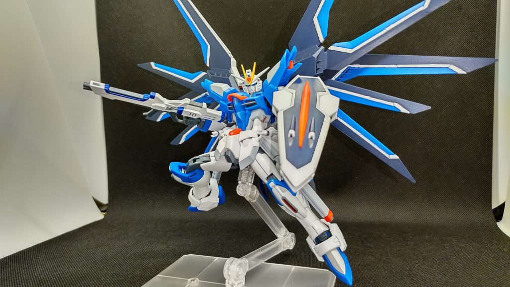 パケ絵再現。ウイング広げると相当に大きく、先端が見切れてます。