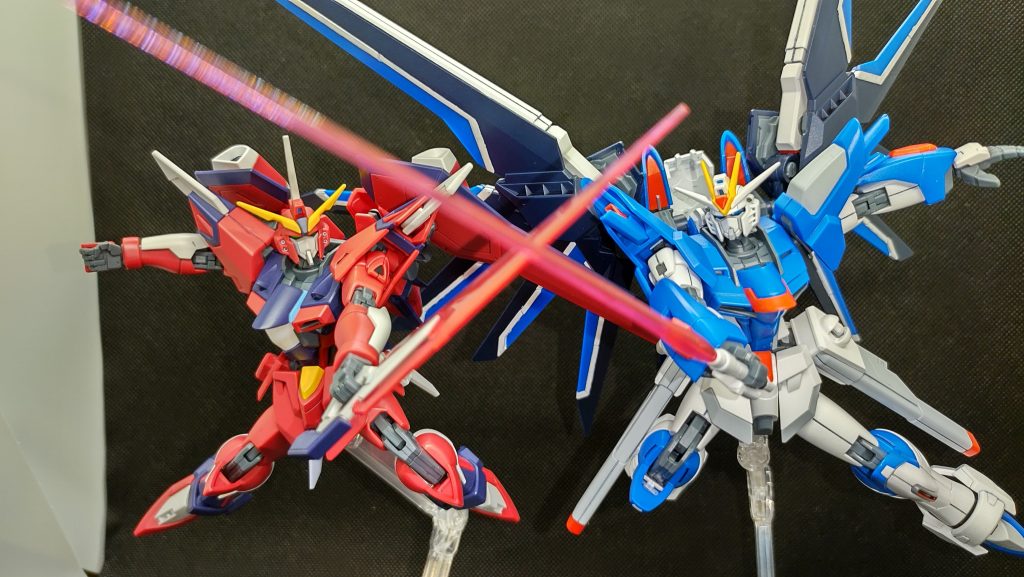 2機でデストロイをぶっ差しデストロイ(頭悪)するシーン。映像からするとこれくらい角度あるんじゃないかと。