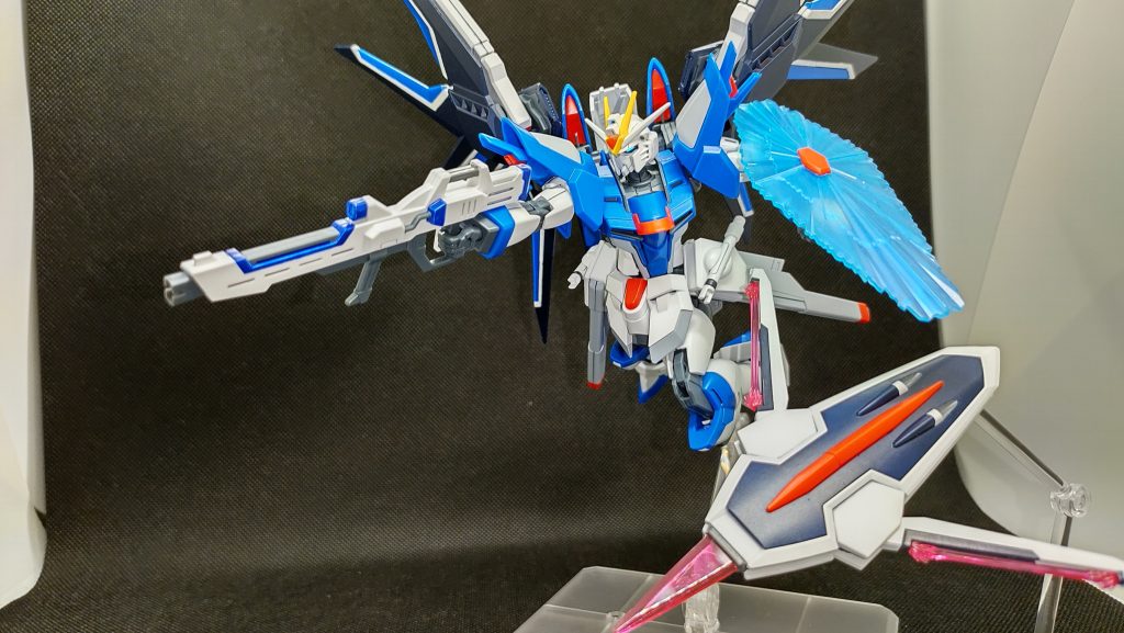 高エネルギービームライフルと、殺意が高いと評判のシールドブーメラン。ビームシールドもキレイです。