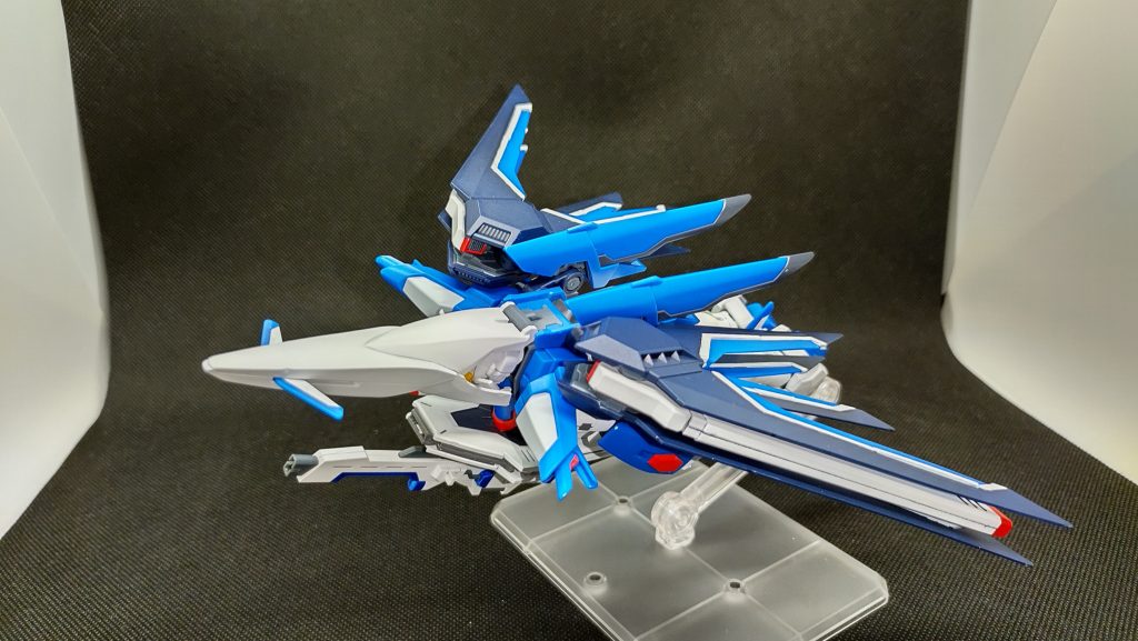 寝そべりもといMA形態。このくらいのアングルなら、航空機っぽく見えます。···よね?