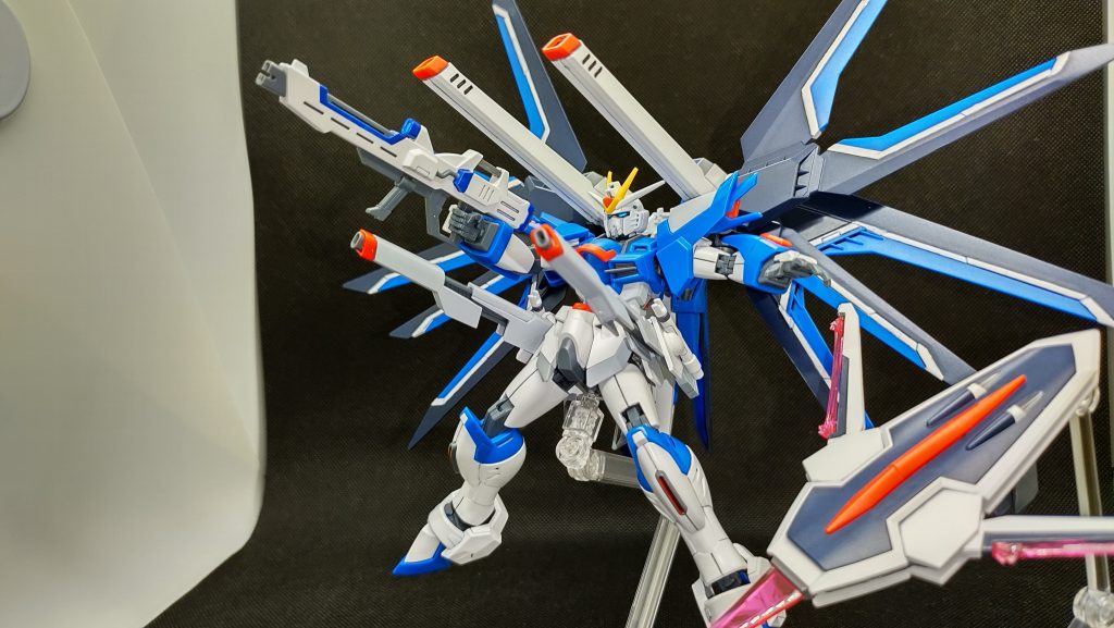 フリーダム系の十八番、ハイマットフルバースト。こうして見ると、いかにもフリーダム系の最新型って感じです。