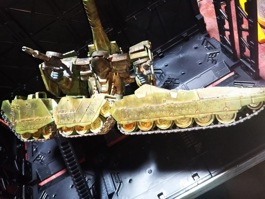 支えがいるが主砲を使ってつっかえたザクの腕を払うシーンをできる限り再現1部の玄人は胴回りを改造して完全再現するそうだ