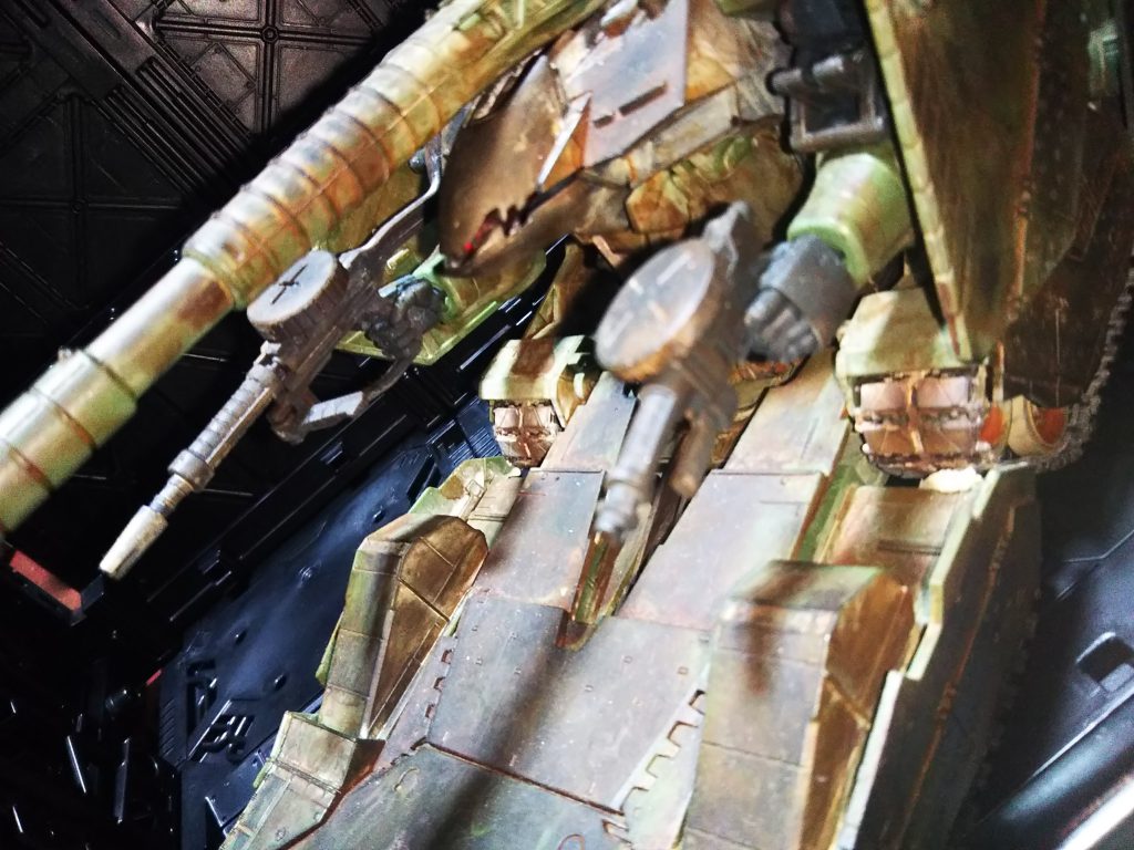 ザクマシンガンと専用ザクマシンガン二刀流どうしても劇中の再現をしたかったので再販してたリバイブ版ザクからザクマシンガンを拝借年代物故の宿命とも言うべきか上手くはめ込めるか不安だったが問題なくはめ込めた