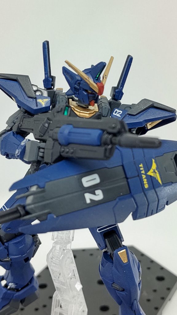 元々のカラーもティターンズっぽかったのですが、胸の黄色が個人的に合わなかったのでMarkIIのティターンズカラーを参考に塗装しました。