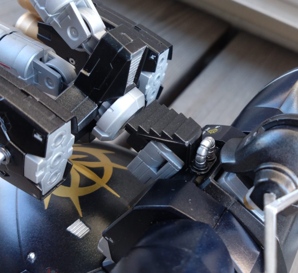 取り付け部分。アクションベースの先端を本体に加工取り付け。重たいタンクユニットを支える為、内側からネジで確り取り付けました。その部分にらしくなるようダクト？みたいなパーツやらパイプなパーツやらを付けてみました(^^)