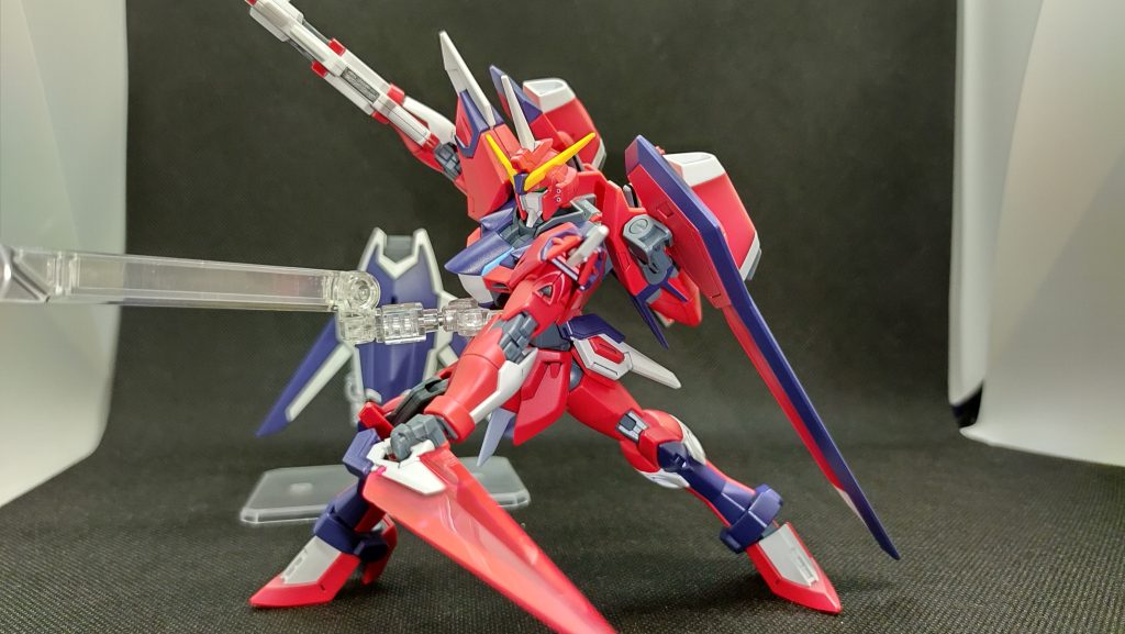 「援護しろ、アグネス！」から斬りつけたシーンを正面から。劇中アングルも撮影したのですが、こっちの方が見栄えよかったので。後ろのシールドの裏にいるはずの民間人は各自脳内補完なさってください。