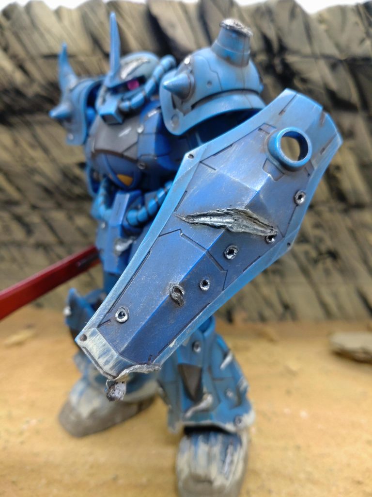 全身に傷を受けながら、それでいて致命傷を器用に避けながら戦う、まるで知る人ぞ知る「ゾンビージム」のようです。そうか! こいつは「ゾンビーグフ」だったのか!!