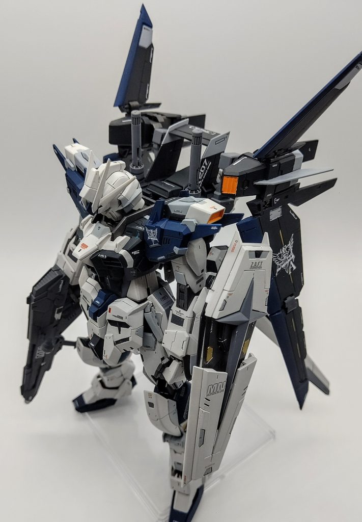 シールドが伸びて内部フレームが見えるのは好きなギミックです。伸ばした時の見栄えも意識して塗り分けました。