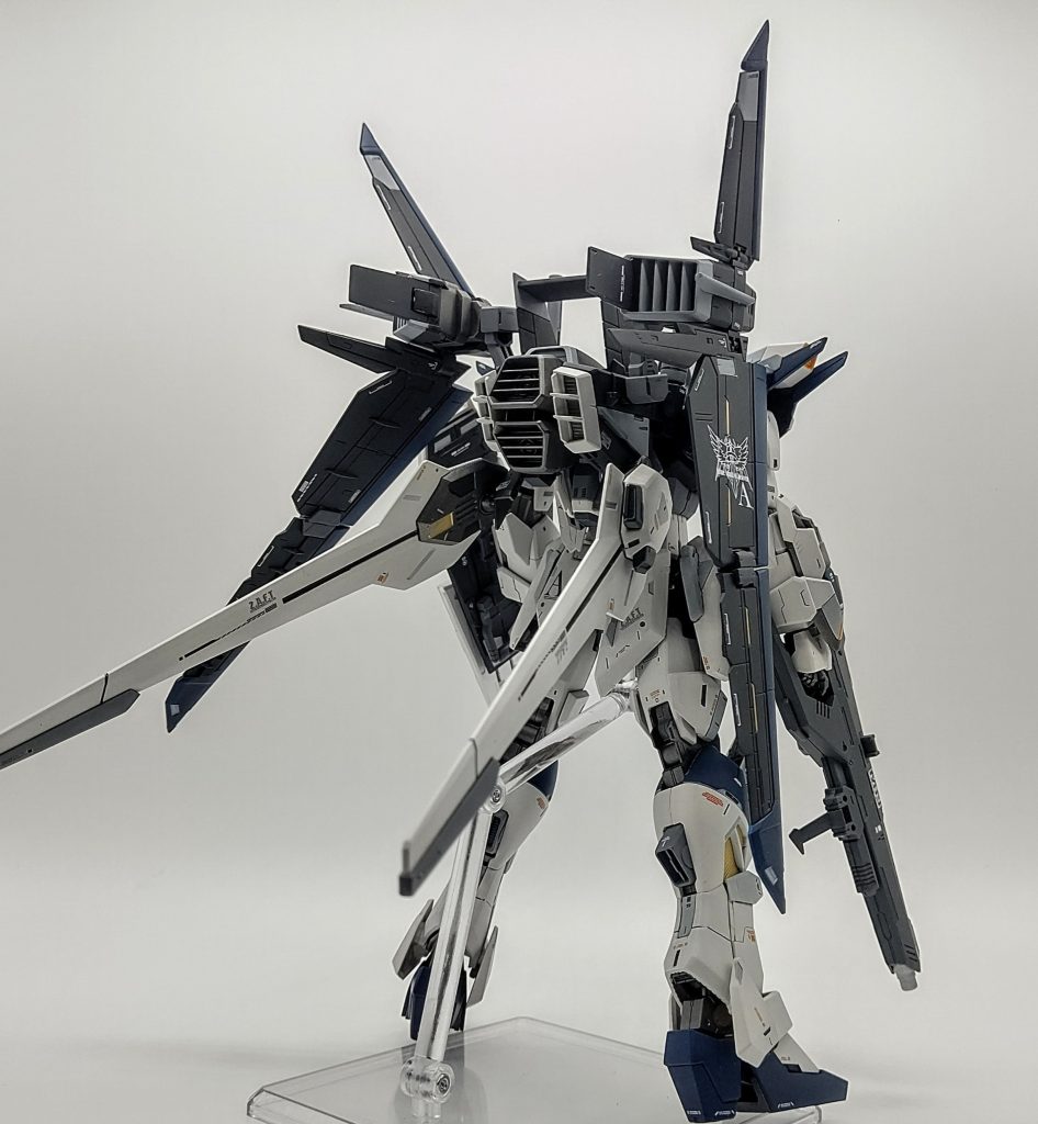 ダクト内部等は写真で見えませんがメタリックカラーで塗り分けてあります。キット付属のデカールもかっこよかったので使用しました。