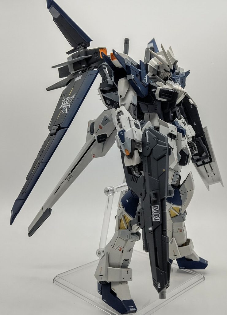 シールド裏や足裏も塗り分けてあります。筆塗り塗装が苦手なのでマスキングを主に多用しています。