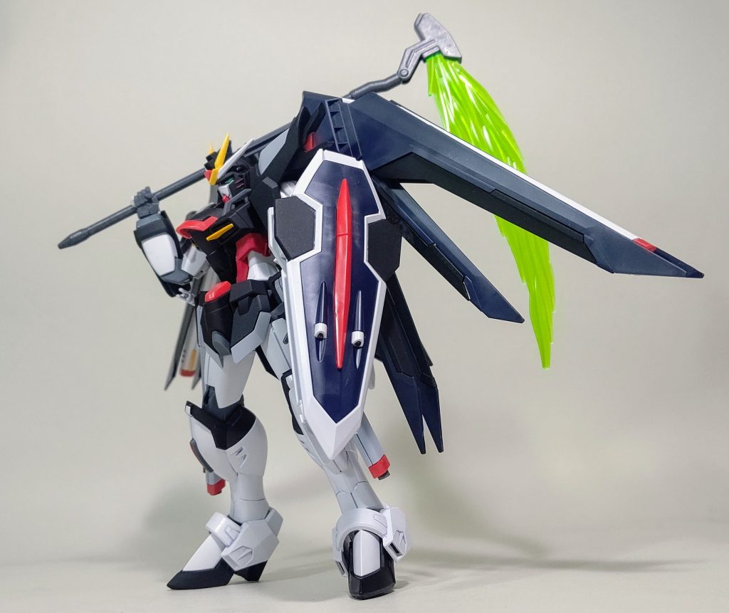 シールドを金色で塗り分けてデスサイズヘルTV版の棺桶っぽくしようかとも考えましたが、あまり効果的で無さそうなので一部を黒くするだけにしました