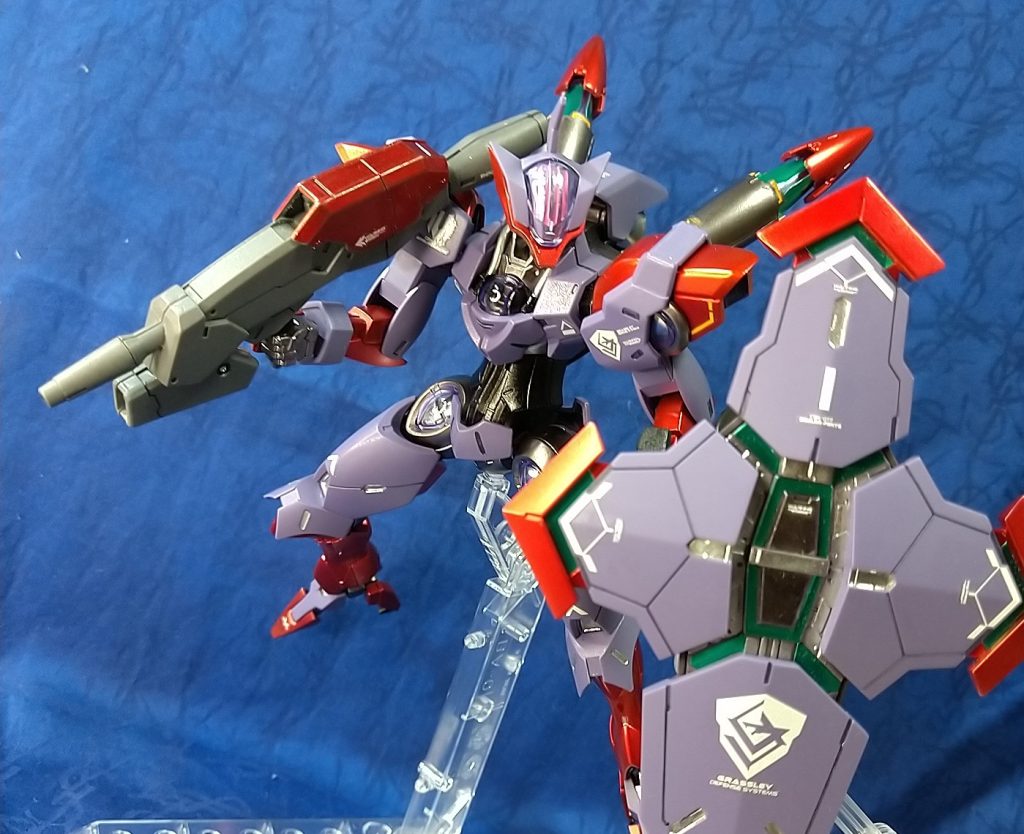 シールドの中をメタリックシルバーで部分塗装。メタリックグリーンは付属のシールです。