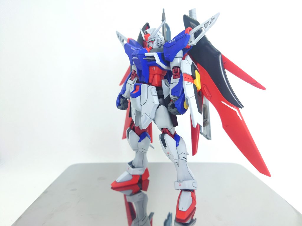 素立ち。関節はメタリックレッドです。