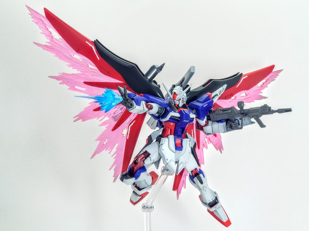 付属のパルマフィオキーナのエフェクトはなんか…「はごろもフーズ」みたいな感じがしたのでバーニアエフェクトを組み合わせてクリアブルー塗装。レールガンはそのうち作りたいです。あるいはゲルググからかっぱらいたいです。