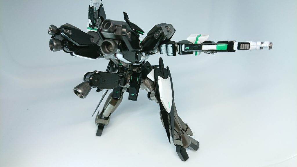 何度も塗り直し、重ね塗りをしていると前の日と色が若干違うことがありまして💧白、黒、焼鉄色は混ぜずに塗っています。脚部は特別で、焼鉄と金を1:1で混ぜて応援の気持ちを込めて塗っています🖌️ 