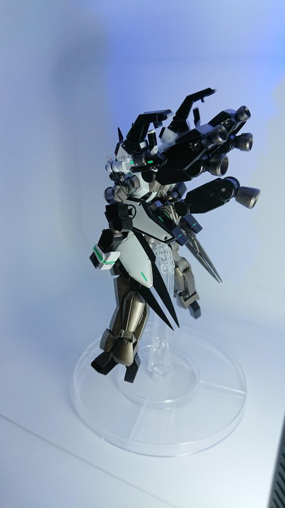 肩に銃を装備している間は肩を動かすと銃も一緒に動くのでポーズを取らせることが出来ません😢高速高機動モードということにしてポーズが少ない理由にしております。