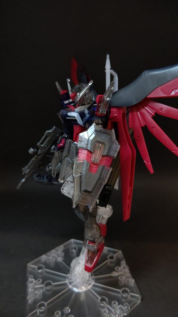 ちなみにシールドや手の甲など、アンテナ以外のイエローだったパーツもランナーの関係上グレーの成型色になっていて、追加のシールが付属しています。