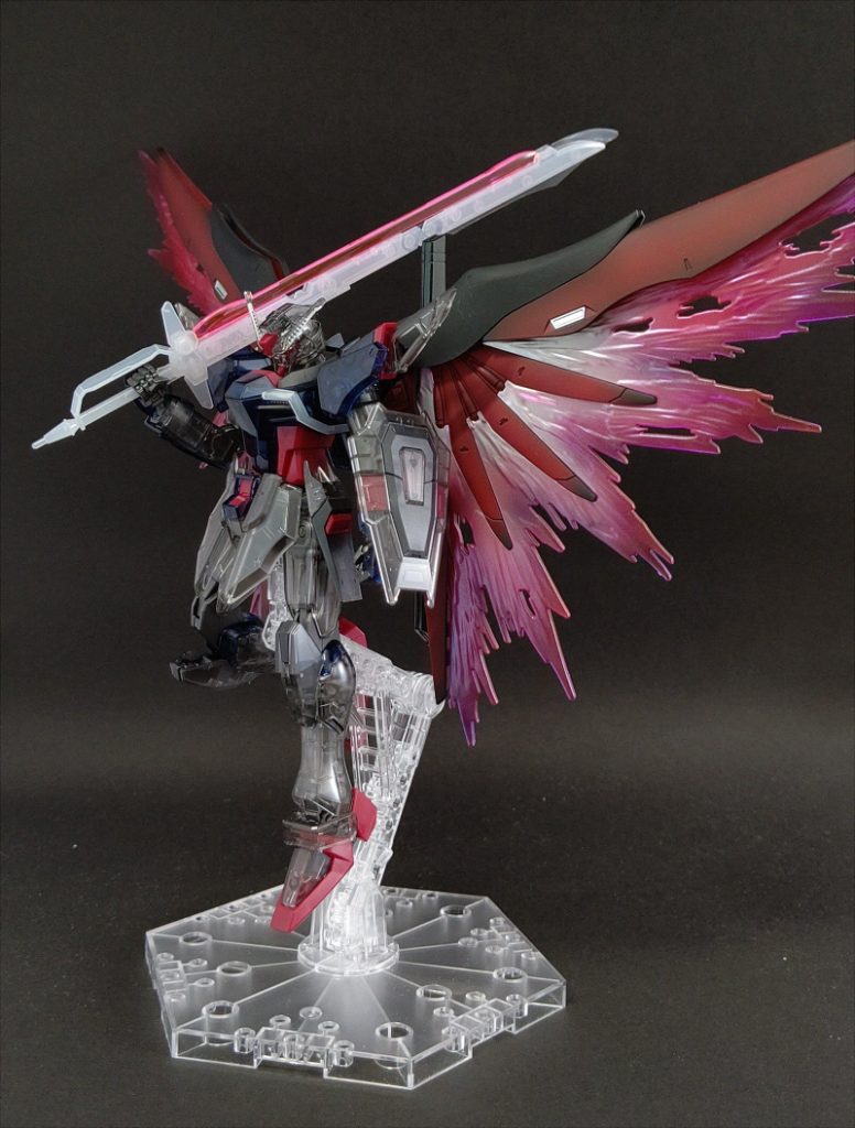 最後に、以前別のガンプラでミキシングに使った塗装済みの羽を拝借してきました。これだけでもうすでにバカかっこいい。あれ、これもう塗装しなくていいのでは・・・?いやいや、フレームを赤く塗るって決めたんだ!!塗装が終わったらまた投稿したいと思います!2週間後ぐらいかな?