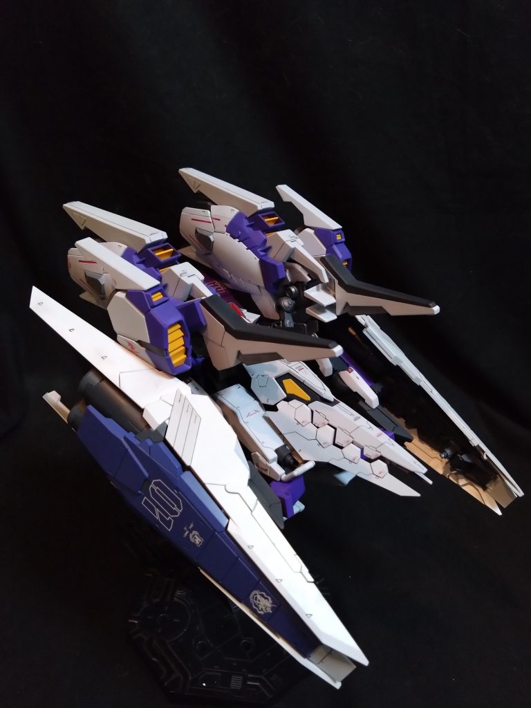 HBWS(ヘビー・バック・ウェポンシステム)    専用ゲタ兼アームドベースとして作成してますティポエンスのクタン双龍型をミキシング改造してます。                      見えないですが底部にνガンダムが格納されてます(^_^;)                     フォン・ブラウンからの合流時にコレで来た妄想で、ゲタとしての運搬機能と装備された武装はガンダムとの互換性を持たせたことで分離、装備可能。