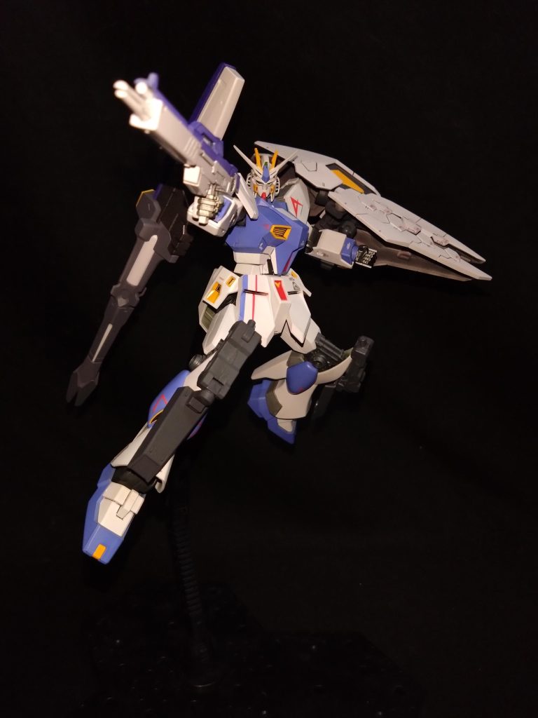 素体のνガンダムになります。            福岡に行けないので通常版をそれっぽく塗装してます😁                      バックパックをほか武装をマウント出来るものに換装してます