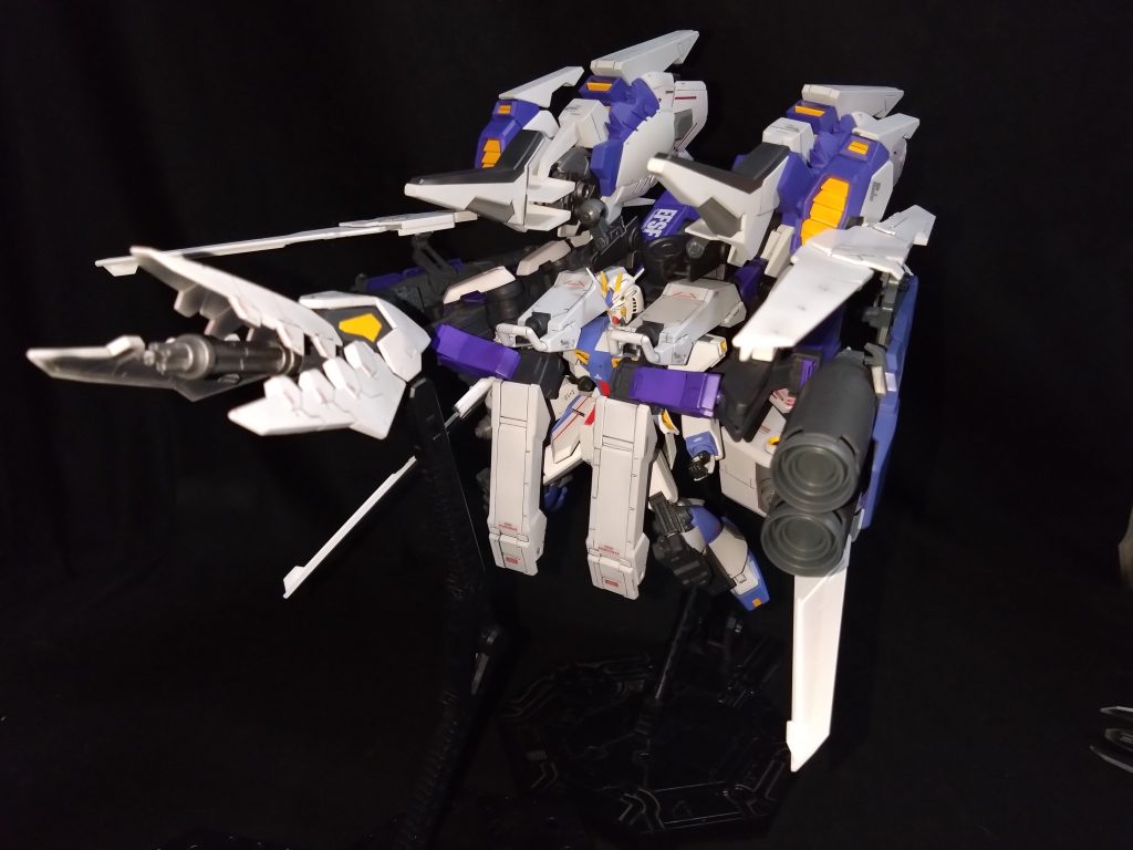 高速戦闘形態                   GNアームズを参考に機動力と火力による一点突破を目的とした形態。                機首として装備している部分はシールド兼大型ファンネル的な物として分離後に自立稼働可能で、内部にビームガトリングを内蔵させてます