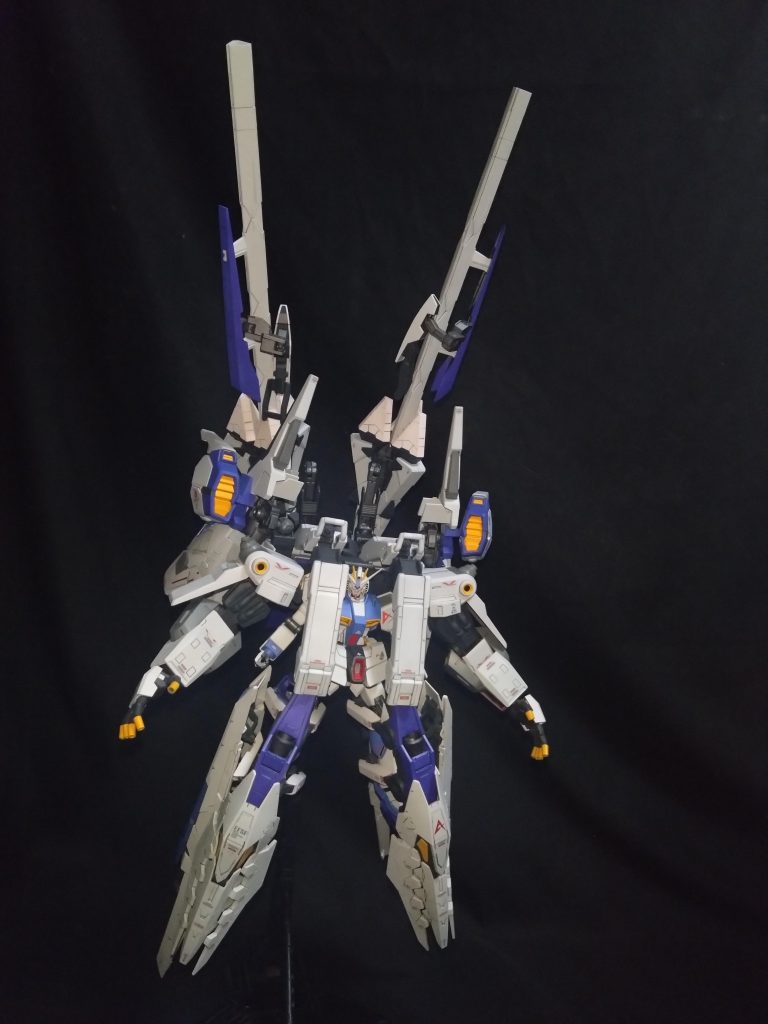 最終形態                      スーパーロボットの代名詞である変形合体は男のロマン!をアムロに与えた結果のνガンダムになります(笑)                     この形態を維持するのにEGの関節そのままではキツかったのでかなり補強をしました(^_^;)      各種兵装も展開可能なんですが紹介しきれないのでまた追加で投稿します🙇