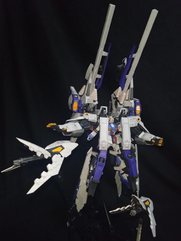 脚部シールドファンネルは着脱式であり、ユニコーンの物から着想を貰った設定にしてます😁　　　　　　内部ビームガトリングをオールレンジにて発射します