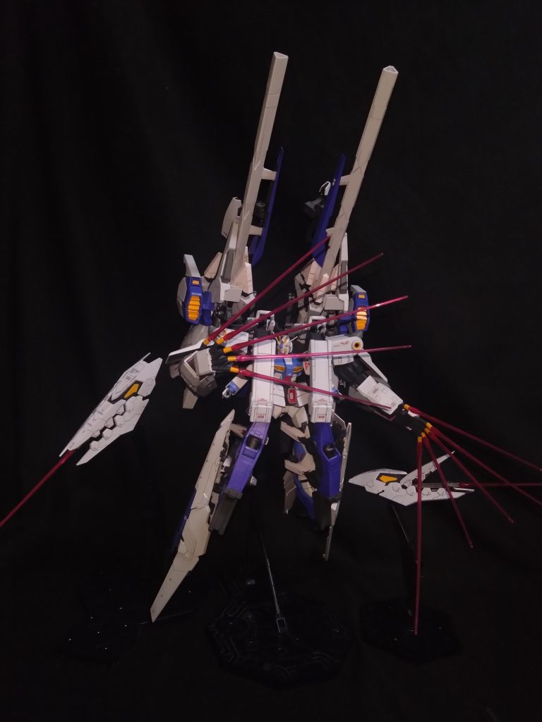 五指にそれぞれビームサーベル発生装置を兼ねることで近接戦闘を強化？　　　　　　　　　　　　　　シールドファンネルのガトリング砲にもサーベルを発生できるので遠隔斬撃もできます