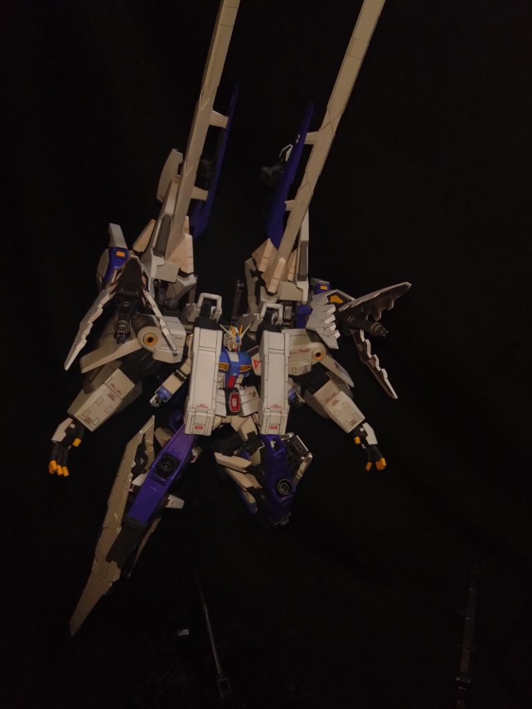 脚部のアーマーはショルダーアーマーとしても装備可能でシールド兼武装として展開可能