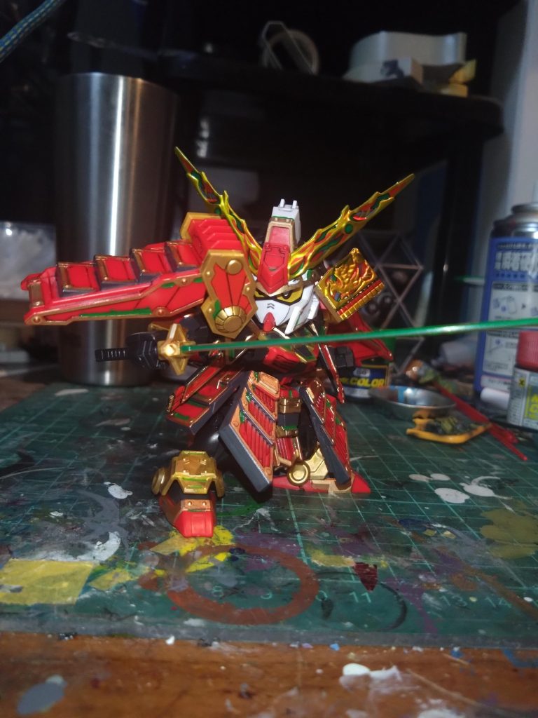 アイドアーマーと兜の左右のボールジョイントの差し込みに切れ込みを入れて更に角度を付けられるようにしたことで、自然なポージングを目指してみました