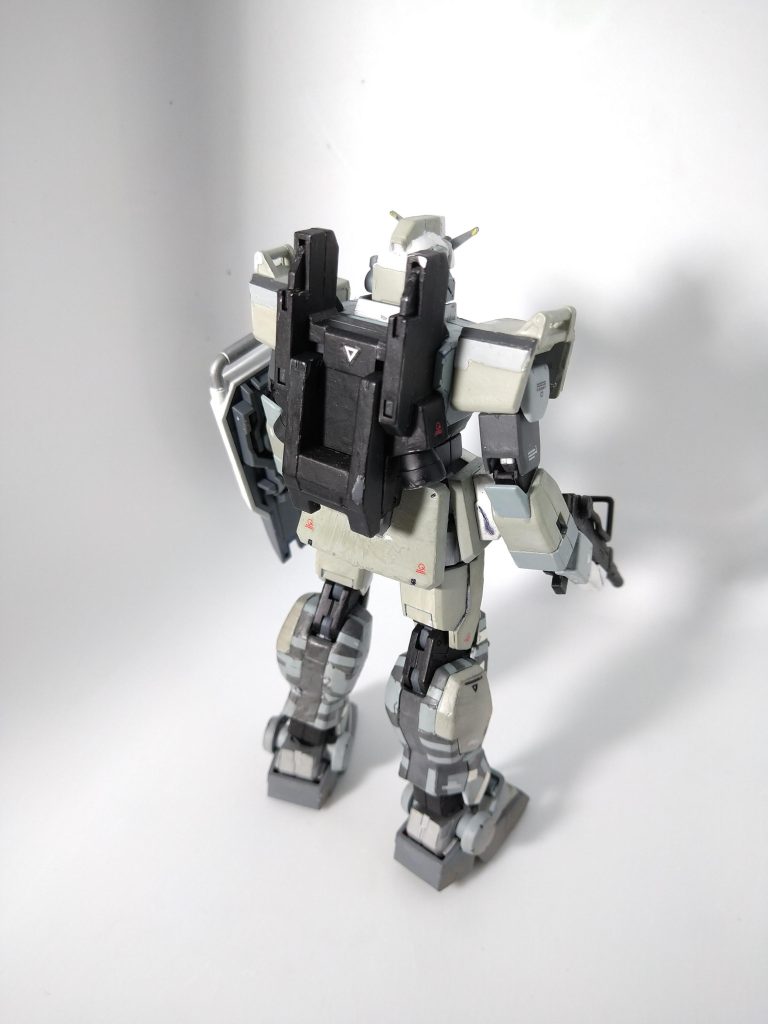 背後。塗り方が悪くバックパックが稼働せずコンテナが詰めなくなりました。