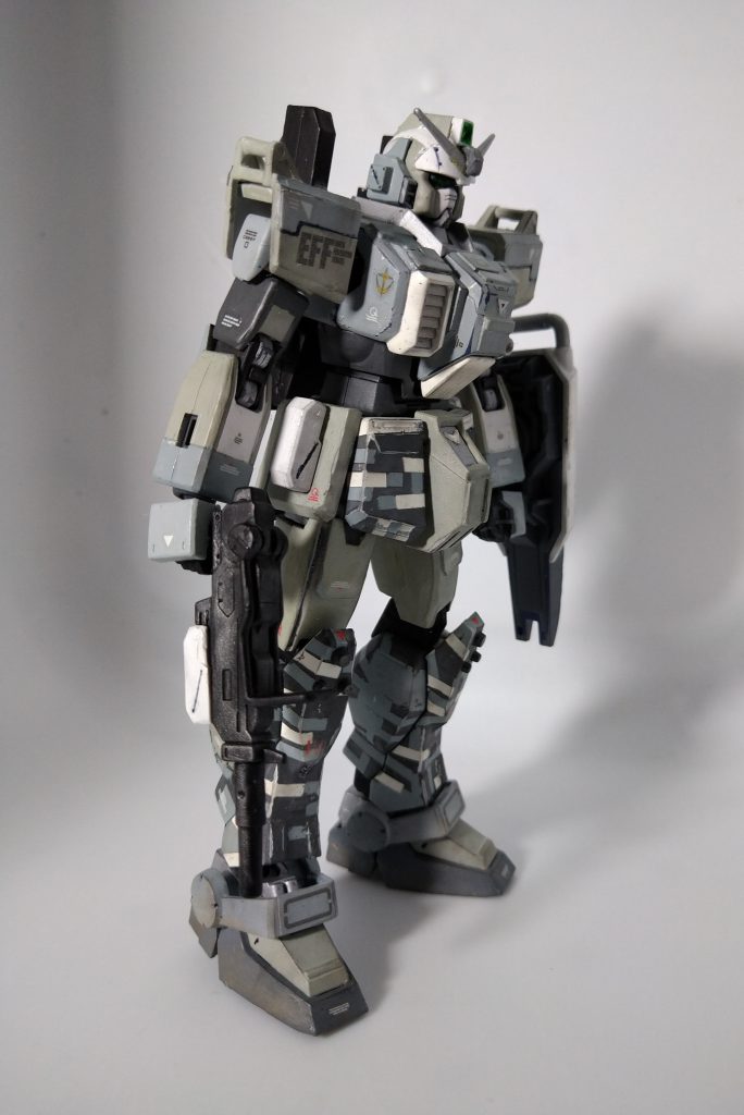 反対側から。今回のフェスに合わせて初期作を引っ張り出して来ましたが、稼働域を考慮せずに全塗装してしまったのでポーズを取るのに向いておらずよい勉強となりました。またスジ彫りもしておらず、筋のように見えるのはプラ板同士の隙間です。エッジ強調も方法が分からずデザインナイフで削っています。