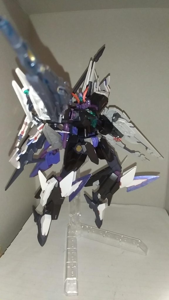 主武装のロングライフルは強力かつ取りまわしに優れている。フル武装状態は遠距離形態となり3機のビットと合わしてフルバーストを放つことが出来る。