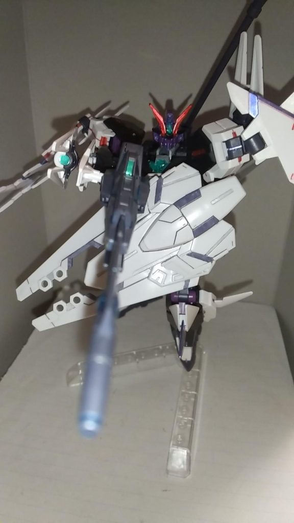 左腕にマウントしている多目的シールドは本来の役目の他に両サイドのクローで斬撃とはさみのように使用することが出来る。ビームサーベルやライフルとしても出来るほか、シールドを遠隔操作することも出来る