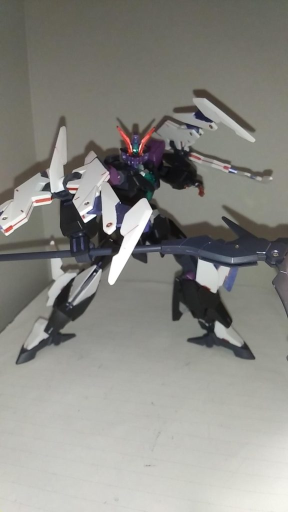 近距離形態では肩アーマー、遠距離武装、シールド、バックパックを外しクローを装備しシザーランスが主武装となる。圧倒的に小回りが利く形態でもある